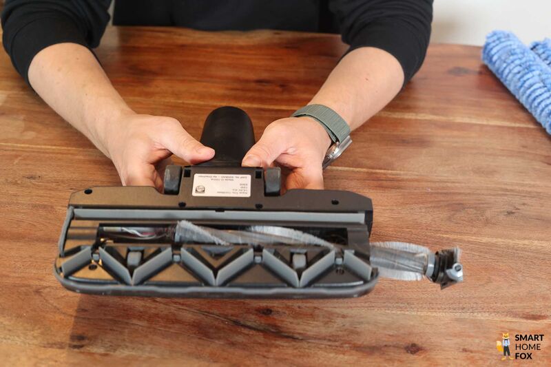 Die Rollen an der Bodendüse des Philips Aquatrio 9000 Cordless